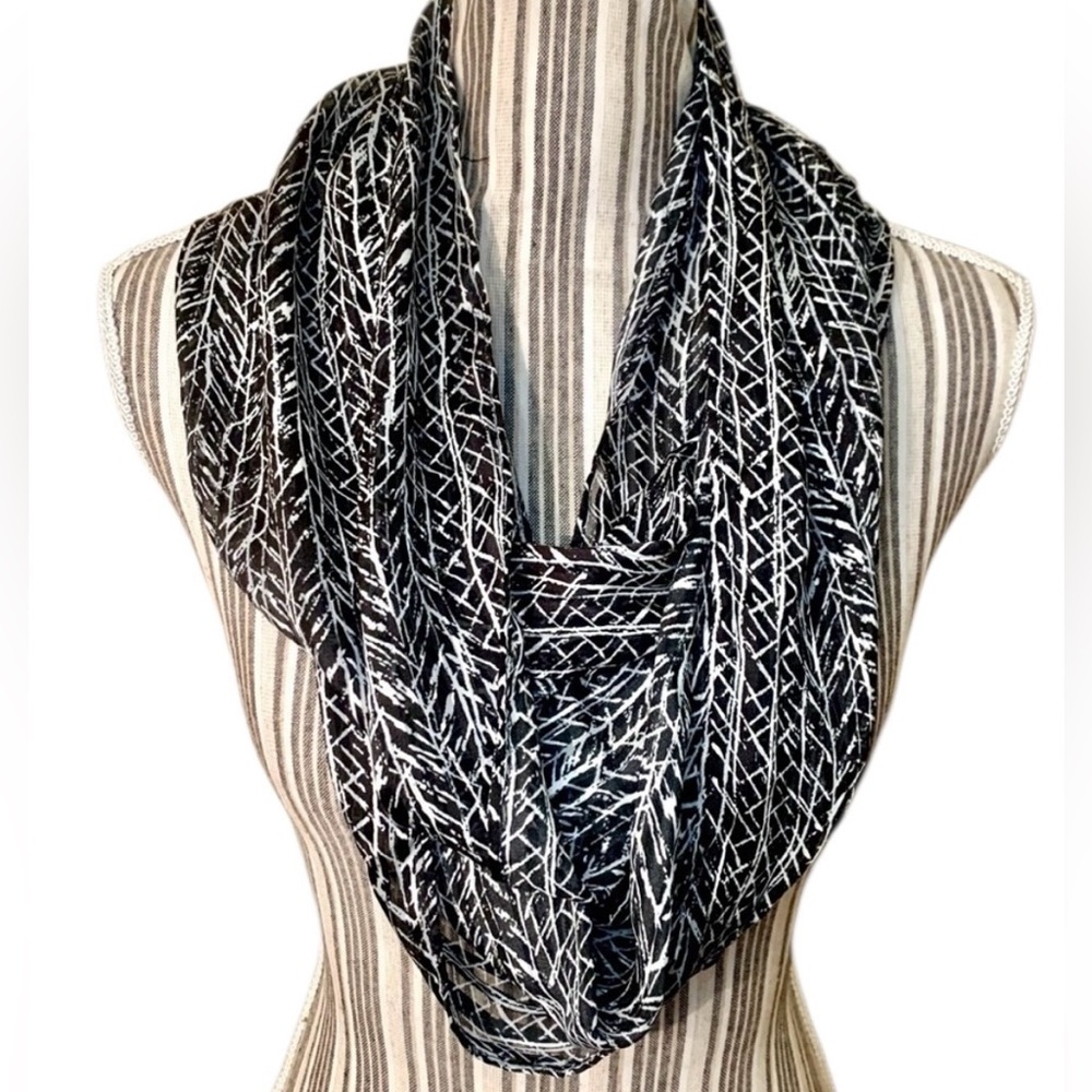 Infinity Scarf Black White Pattern OS Kohl’s Liteweight Semi-Sheer Gorgeous